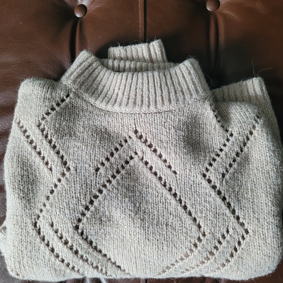 ✨️FINAL SALE✨️ pink puff drop sleeve sweater with diamond detailing - H&M small - Picture 2 of 6